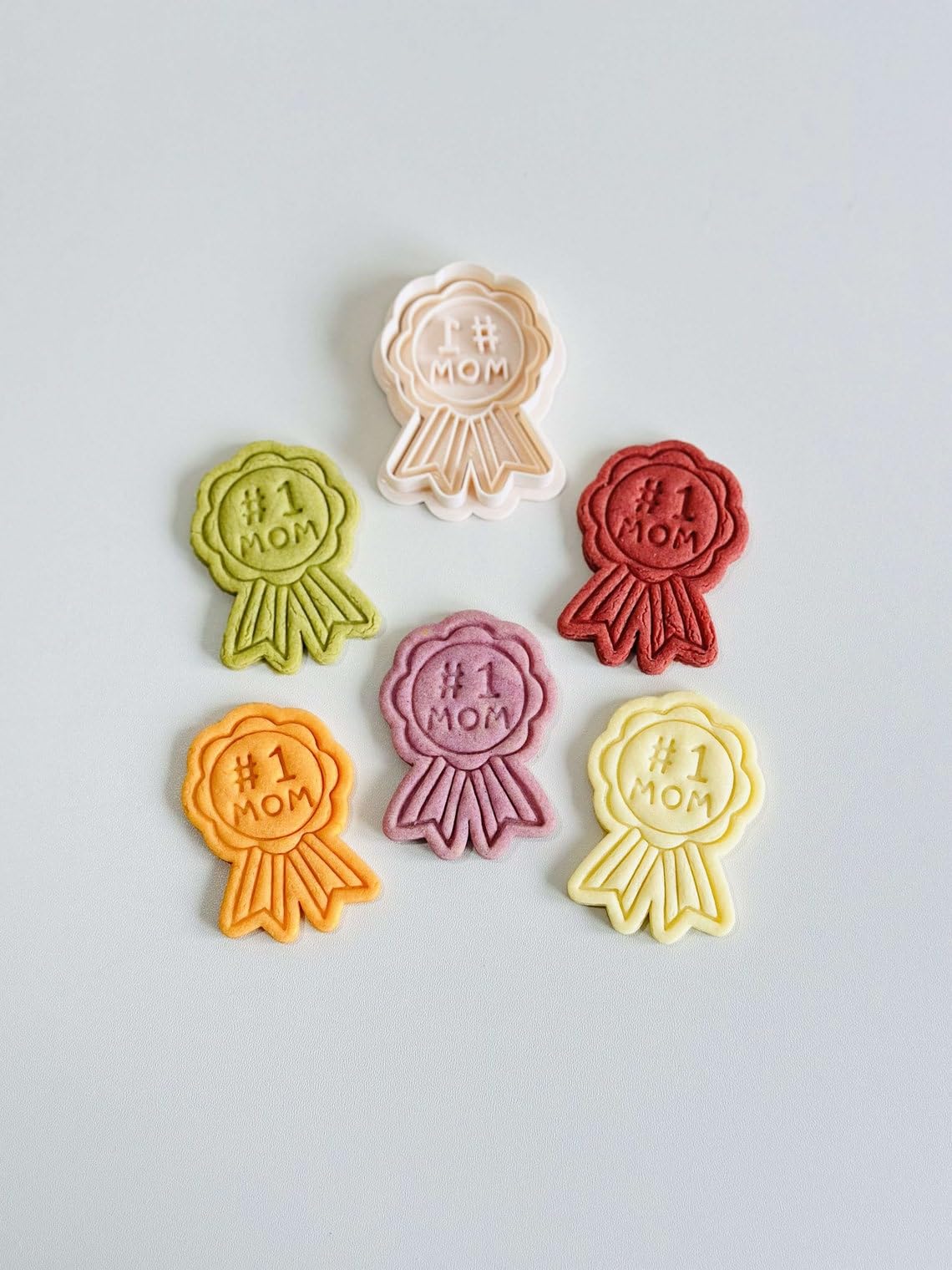 Black Award Ribbon Cookie Cutter No1 Mom Shape Biscuit Cutter Stamp Set Floral Medal Design for Mothers Day Baking Cookies Fondant Clay Craft Tool Homemade Gifts - Image 3