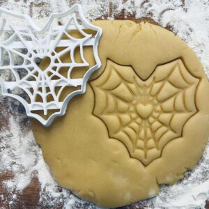 Black Heart Spider Web Cookie Cutter Spiderweb Halloween Biscuit Cutter Cobweb Pattern Cookie Stamp for Spooky Baking Spider Treats Party Favors Cake Decorating Tool Halloween Desserts