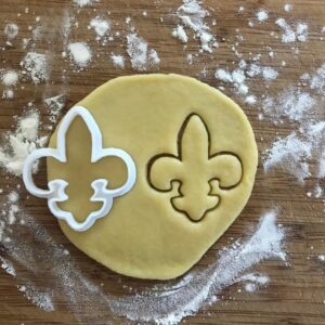 Black Fleur De Lis Flower Cookie Cutter Lily Shape for Baking Polymer Clay Earrings Jewelry Making Fondant Crafts Elegant Party Favor Cake Decorating Kitchen Tool