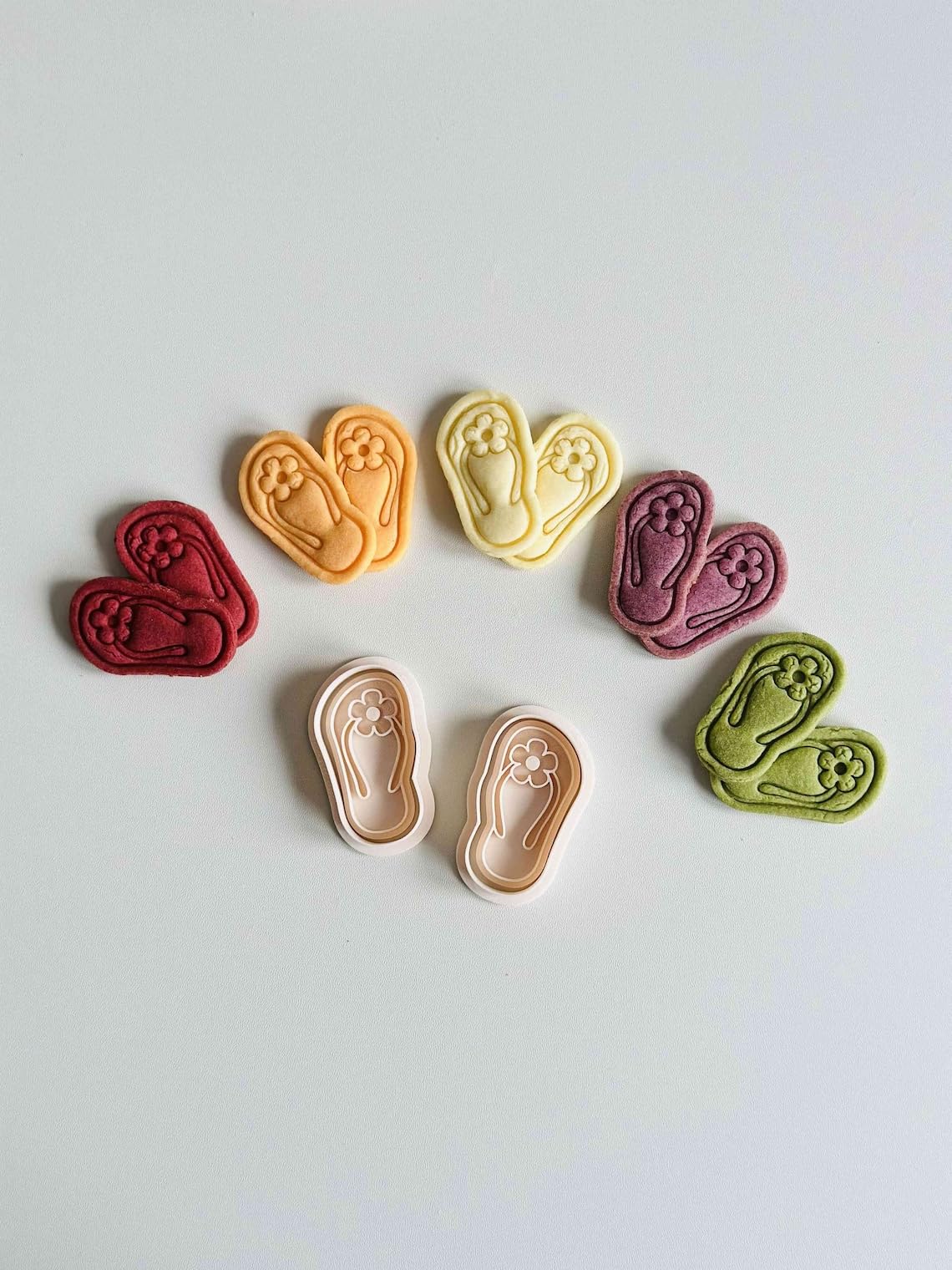 Black Daisy Flip Flops Cookie Cutter Summer Sandals Cookie Cutter Stamp Set Boho Beach Flip Flop with Flower Shape Baking Tool for Cookies Fondant Cake Decorating Party Treats - Image 2