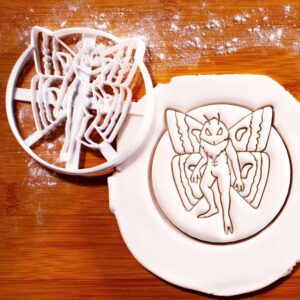 Realistic Mothman Cookie Cutter Spooky Cryptid Design for Halloween Parties Folklore Enthusiasts Paranormal Fans Scary Themed Baking Unique Monster Shape Cookie Mold for Haunted