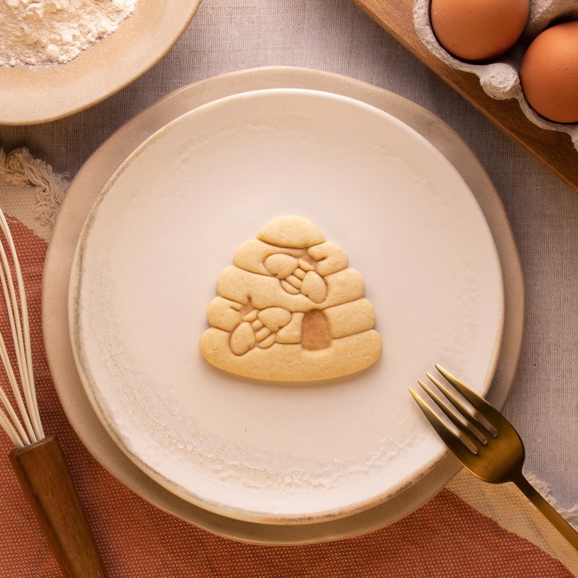 Bee Hive with Bees Cookie Cutter Honeybee Biscuit Mold Insect Shaped Cookie Cutter for Honey Themed Baking Bee Cookies for Spring Baking Pollen Nectar Gingerbread Craft Cutter - Image 2