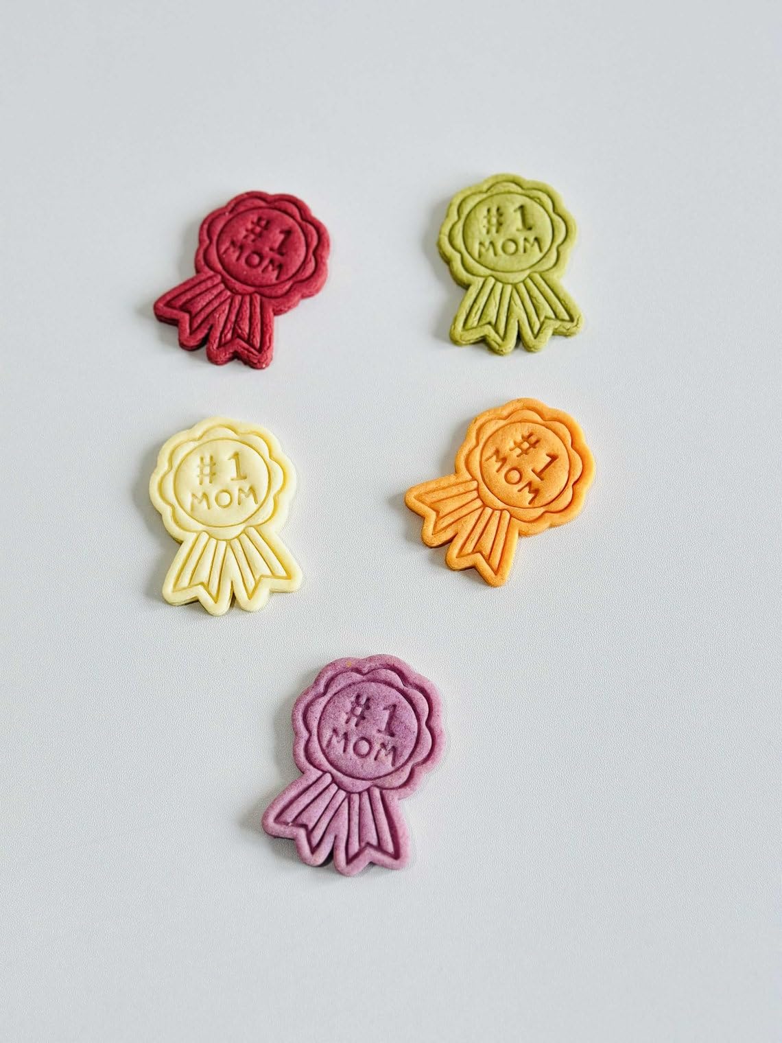 Black Award Ribbon Cookie Cutter No1 Mom Shape Biscuit Cutter Stamp Set Floral Medal Design for Mothers Day Baking Cookies Fondant Clay Craft Tool Homemade Gifts - Image 4