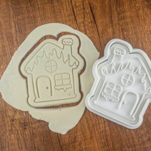 Christmas House Cookie Cutter with Snow Black Cookie Holiday Baking Mold for Winter Cookies Festive Treats Christmas Party Decorations Snowy Home Cookie Gift Idea for Seasonal Family