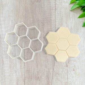 Beehive Pattern Cookie Cutter for Shortbread Biscuits Pastry Fondant Sugar Paste Clay Dough Cake Decoration Honeycomb Theme Baking Mold for Kitchen Crafts Party Favors Homemade