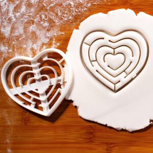 Love Maze Cookie Cookie Cutter Romantic Baking, Anniversary Celebrations Valentines Day Treats Couple Kitchen Tool Creative Biscuit Cutter for Love-Themed Parties and Special (ONLY LOVE MAZE)