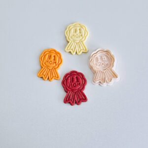 Black Award Ribbon Cookie Cutter No1 Mom Shape Biscuit Cutter Stamp Set Floral Medal Design for Mothers Day Baking Cookies Fondant Clay Craft Tool Homemade Gifts