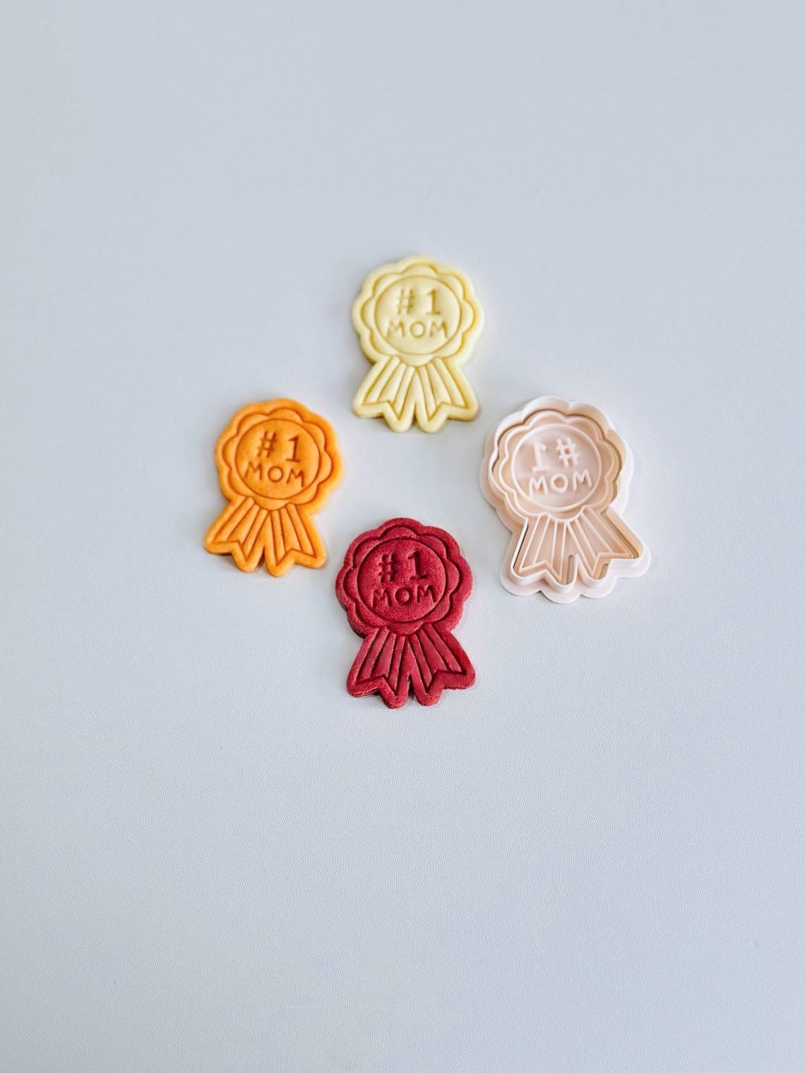 Black Award Ribbon Cookie Cutter No1 Mom Shape Biscuit Cutter Stamp Set Floral Medal Design for Mothers Day Baking Cookies Fondant Clay Craft Tool Homemade Gifts