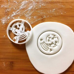 Prophase cookie cutter mitosis cell cycle biscuit fondant clay shaping microbiology chromosome condensation science classroom lab teaching mitotic stage biology educational (ONLY PROPHASE)