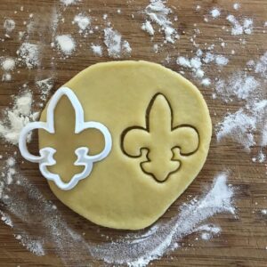 Black Fleur De Lis Cookie Cutter Lily Flower Shape for Baking Polymer Clay Earrings Jewelry Making Fondant Crafts Elegant Flower Party Favor Cake Decorating Tool