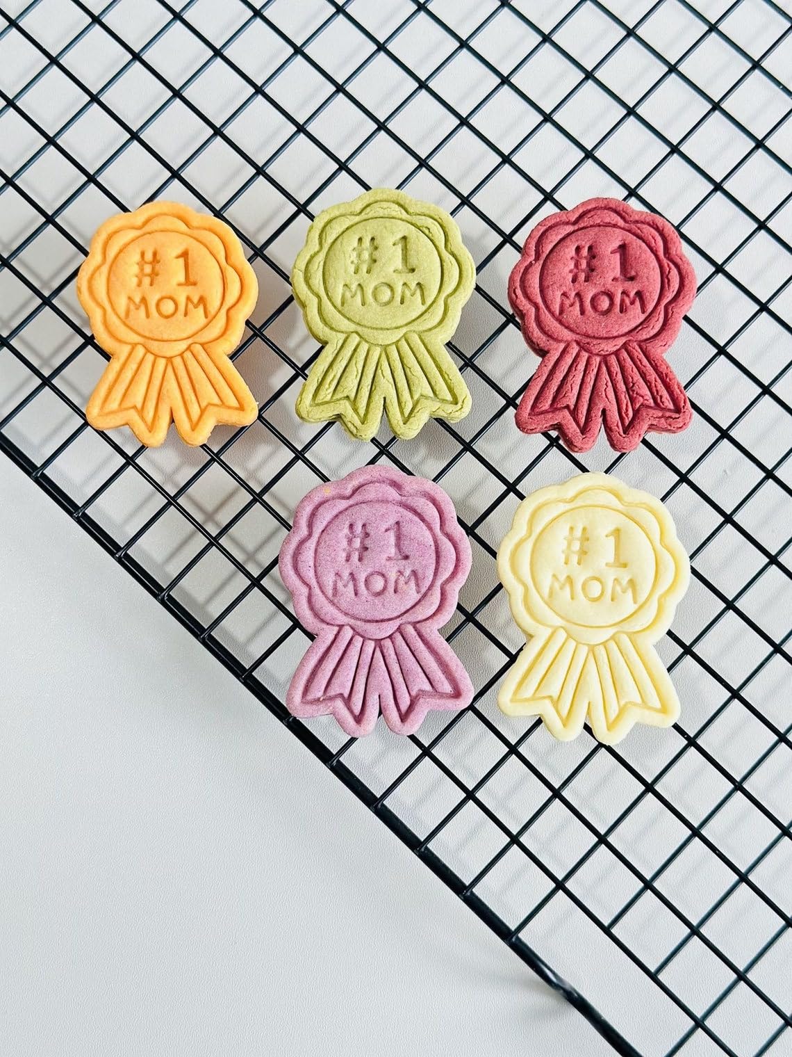 Black Award Ribbon Cookie Cutter No1 Mom Shape Biscuit Cutter Stamp Set Floral Medal Design for Mothers Day Baking Cookies Fondant Clay Craft Tool Homemade Gifts - Image 7